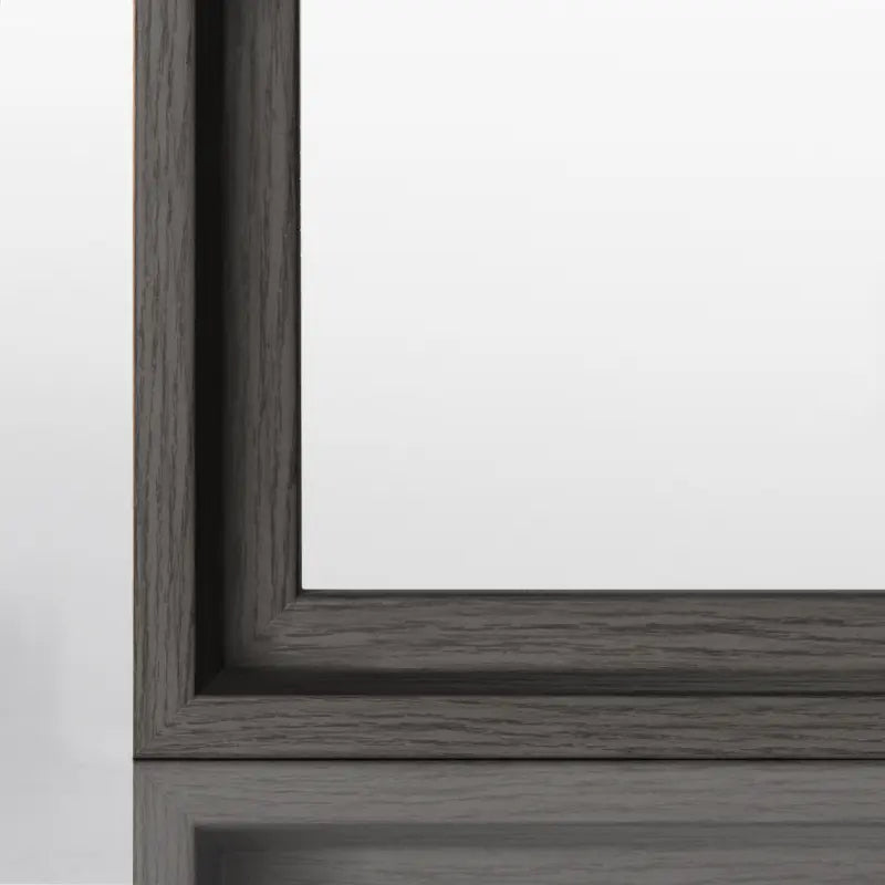 Nahaufnahme eines Eiche Grau Dekor Bilderrahmen-Profils mit edler Matt-Optik und präziser Gehrung.