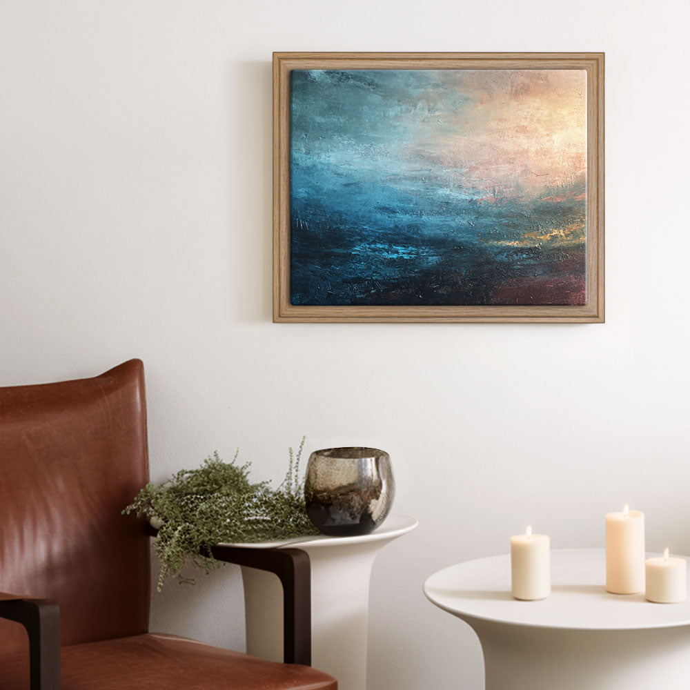 Abstrakte Wandkunst im eichefarbenen Schattenfugenrahmen über Design-Möbeln.