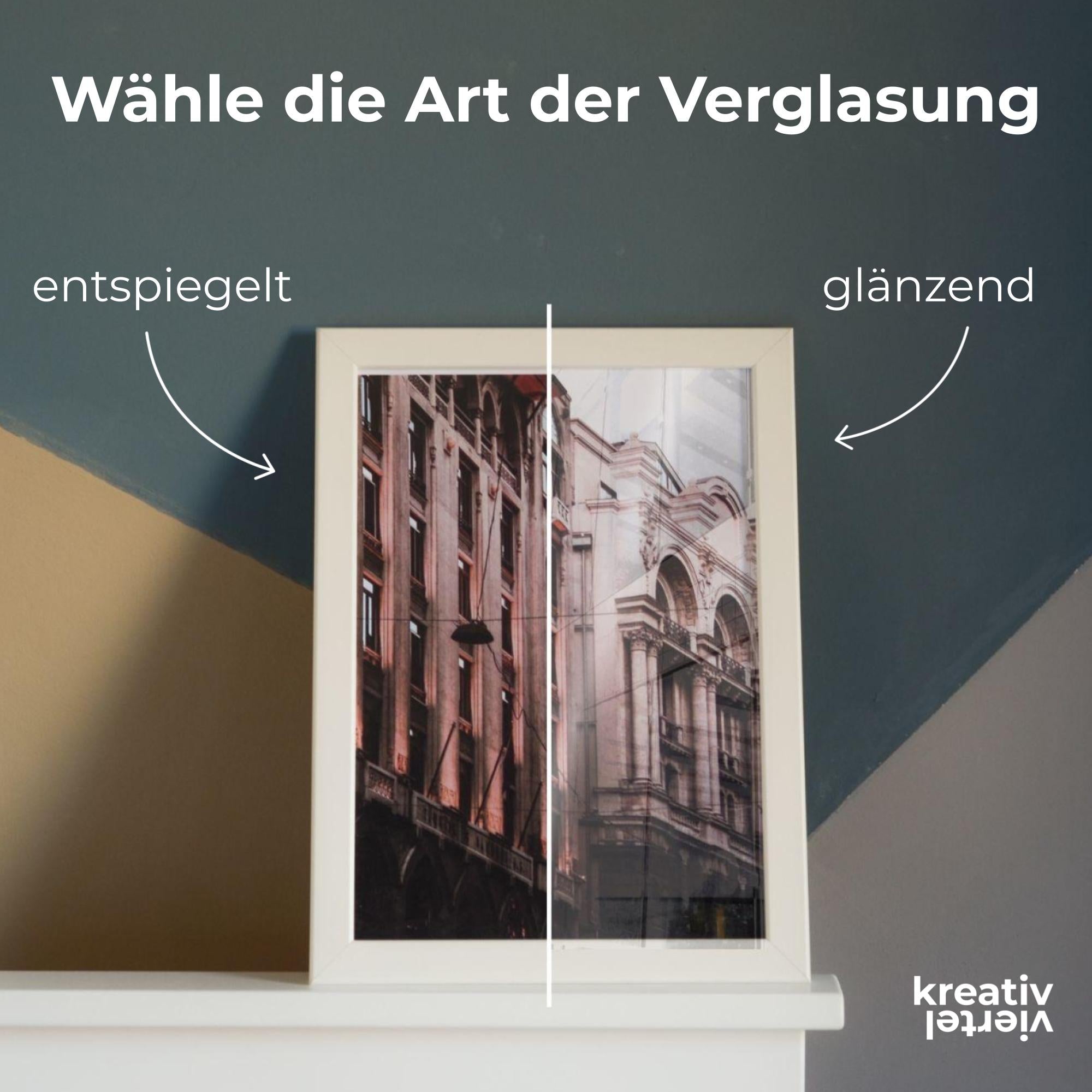 Für den Bilderrahmen kann zwischen einer glänzenden und einer entspiegelten Acrylverglasung ausgewählt werden.