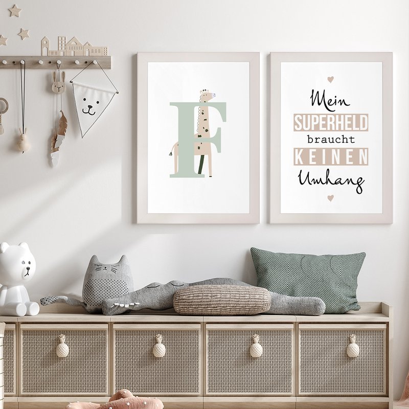 Zwei Pastellrahmen in einem modernen in Pastelltönen eingerichtetetn Kinder- oder Babyzimmer hängen über einer Komode