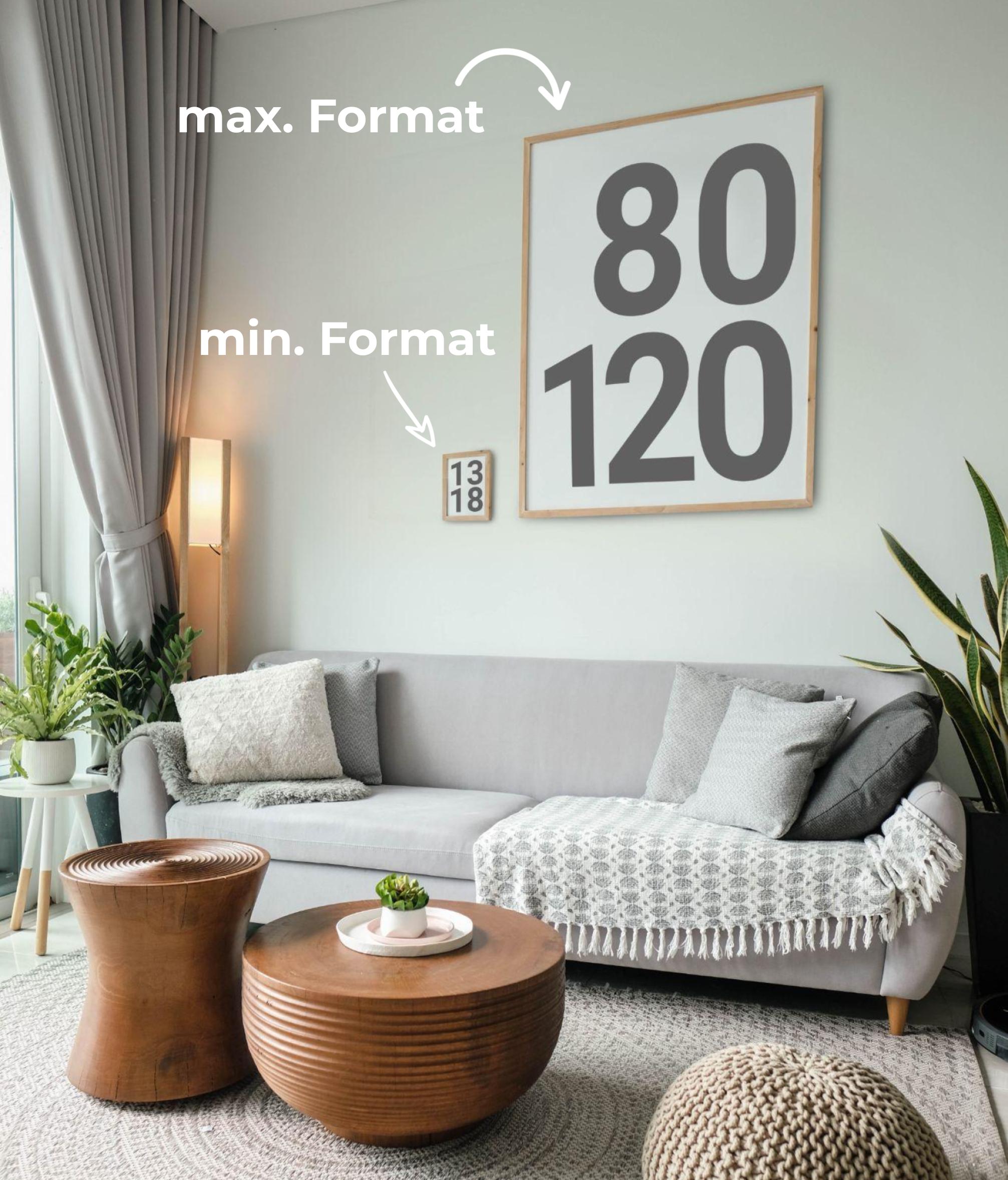 Zwei Bilderrahmen in einem modernen und gemütlichen Wohnzimmer, welche die minimal und maximal verfügbaren Rahmenformate anzeigen