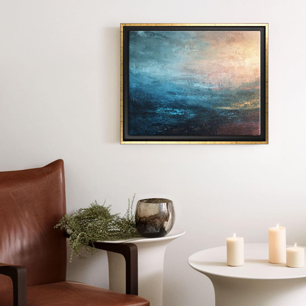 Abstrakte Wandkunst im schwarz-goldenem Schattenfugenrahmen über Design-Möbeln.