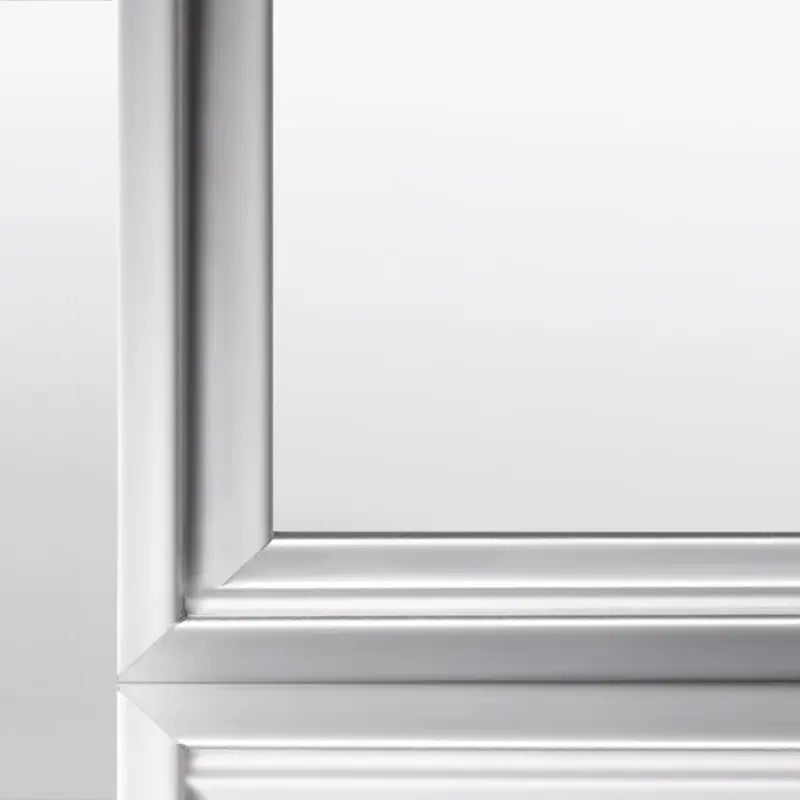 Nahaufnahme eines silbernen Bilderrahmen-Profils mit edler Matt-Optik und präziser Gehrung.