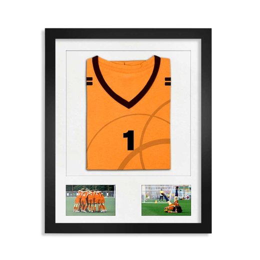 Ein Trikotrahmen in Schwarz mit einem gerahmten Trikot und zwei Sport Fotos hinter einem Passepartout