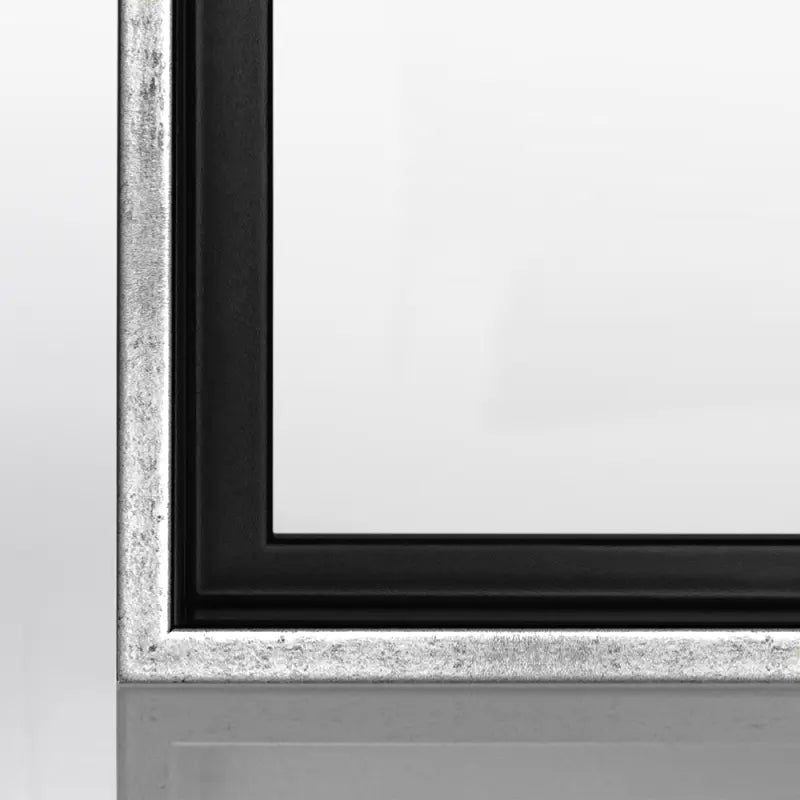 Nahaufnahme eines Schwarz Silberglanz AntikDekor Bilderrahmen-Profils mit edler Matt-Optik und präziser Gehrung.