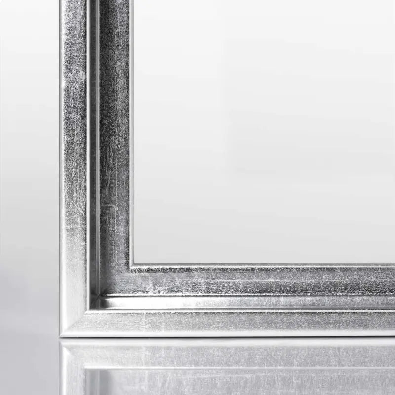 Nahaufnahme eines Silberglanz Vintage Bilderrahmen-Profils mit edler Matt-Optik und präziser Gehrung.