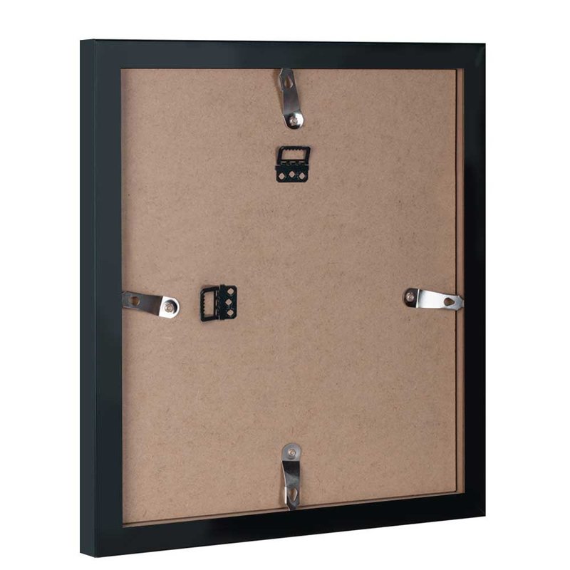 Die Rückwand des Trikotrahmens kann mit Drehfedern einfach geöffnet und geschlossen werden und mit Hilfe von Scharnieraufhängern an der Wand hochkant oder quer aufgehängt werden