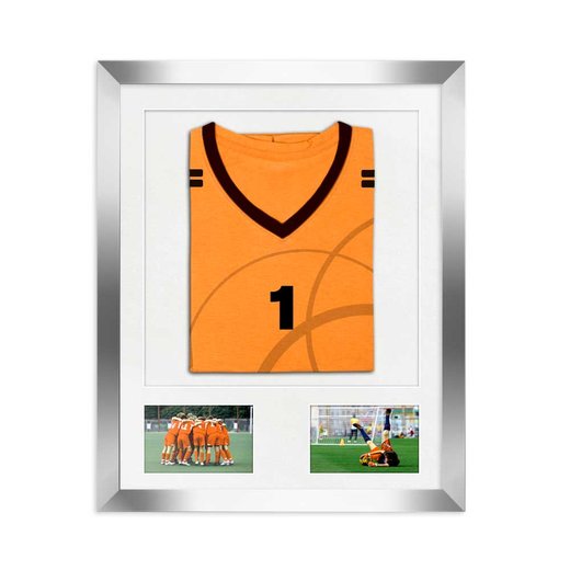 Ein Trikotrahmen in Silber mit einem gerahmten Trikot und zwei Sport Fotos hinter einem Passepartout