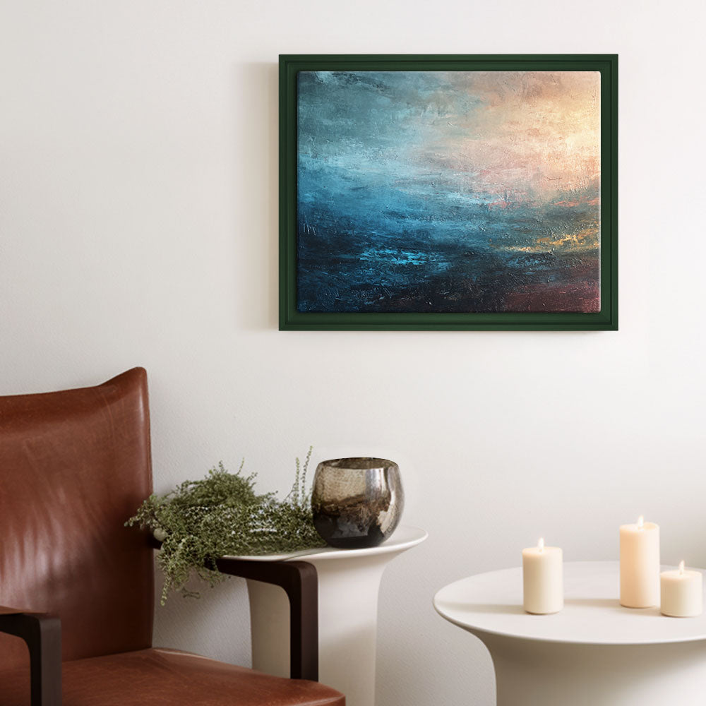 Abstrakte Wandkunst im tannengrünen Schattenfugenrahmen über Design-Möbeln.