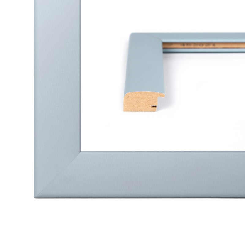 Gehrung eines Bilderrahmens im Pastell Farbton Wellenblau mit rundem, modernen Profil