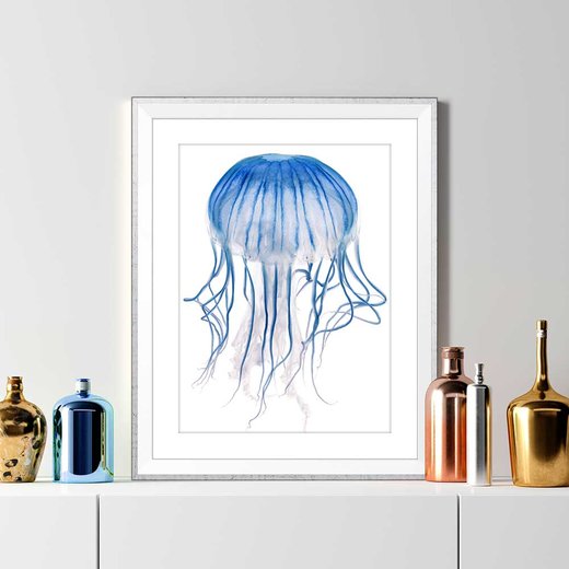Bilderrahmen im Farbton Weiß Grau Antik mit einem Kunstdruck einer blauen Qualle auf einer weißen Komode mit modernen Vasen