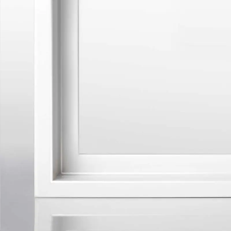 Nahaufnahme eines Weiß Hochglanz Dekor Bilderrahmen-Profils mit edler Matt-Optik und präziser Gehrung.