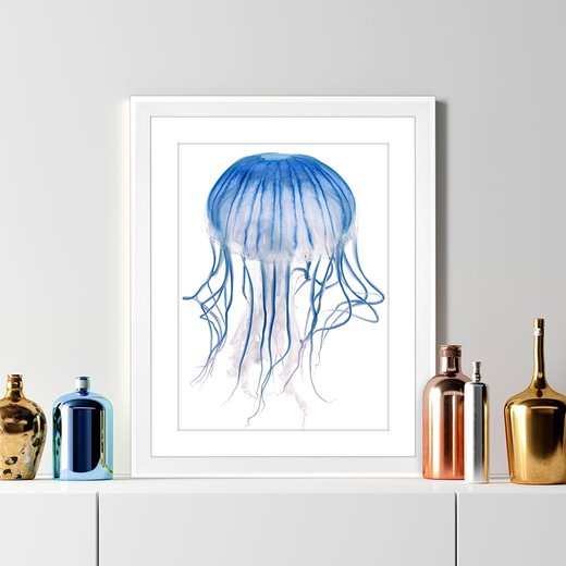 Bilderrahmen im Farbton Weiß matt mit einem Kunstdruck einer blauen Qualle auf einer weißen Komode mit modernen Vasen