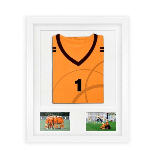 Ein Trikotrahmen in Weiß mit einem gerahmten Trikot und zwei Sport Fotos hinter einem Passepartout