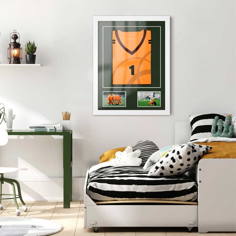 Ein Trikotrahmen in Weiß mit gerahmten Trikot und zwei Sport Fotos in einem modernen Kinder oder Jugendzimmer